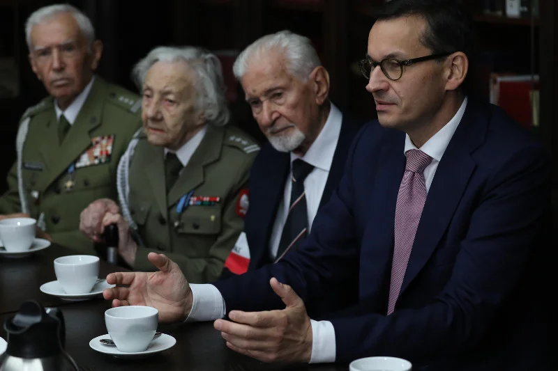 Leszek Żukowski obok premiera Mateusza Morawieckiego na wtorkowym spotkaniu w Muzeum Powstania Warszawskiego w rocznicę upadku powstania.
