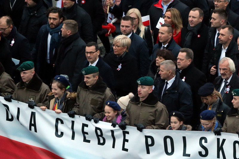 Morawiecki dziękuje Brudzińskiemu, Brudziński kadzi Morawieckiemu, a w tle najważniejszych polityków szli włoscy faszyści z Fuorza Nuova.