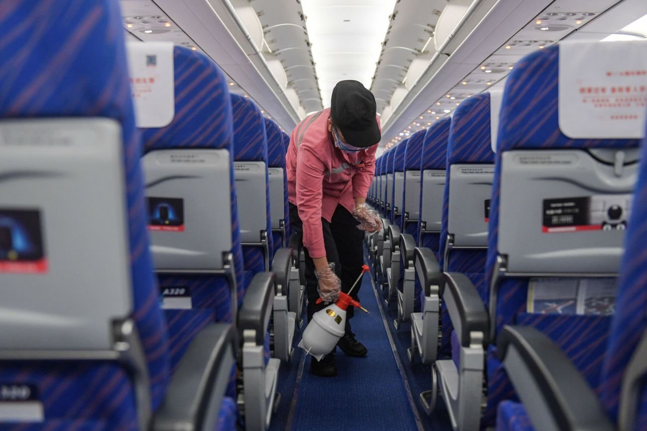 Pasażer oddał mocz na środku samolotu