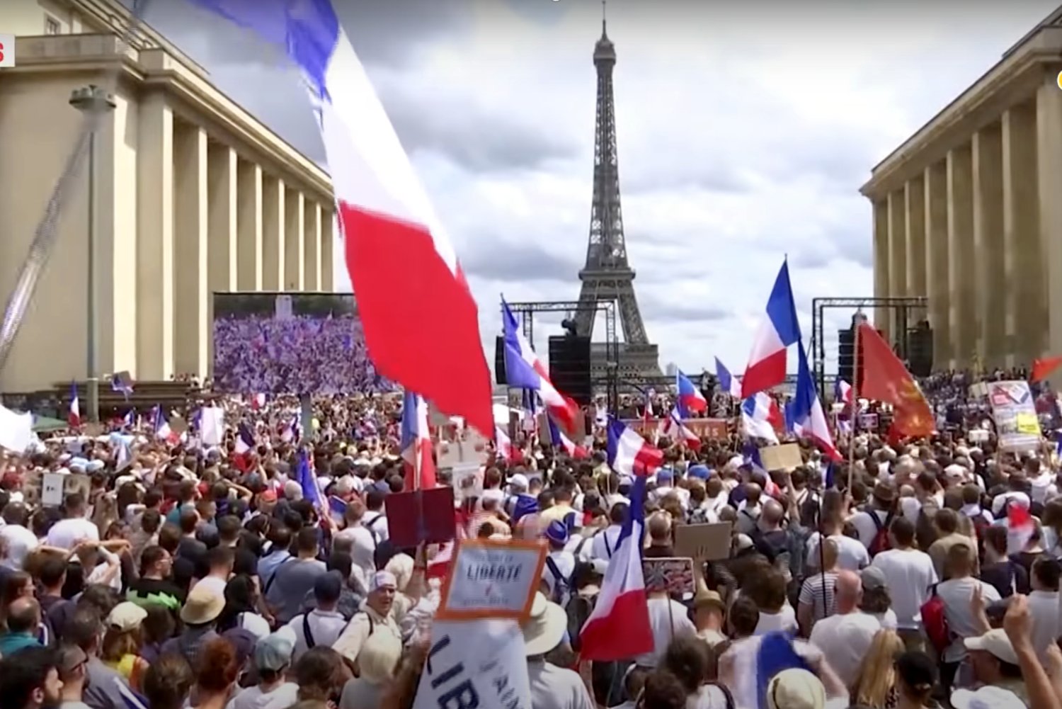 Protesty przeciwko obowiązkowym szczepieniom były największe w Paryżu, ale objęły cały kraj.