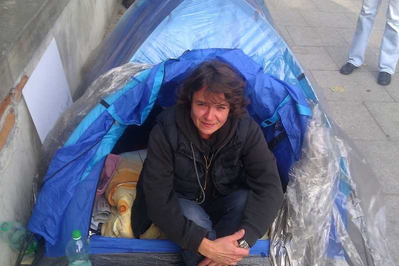 Janina Małgorzata Mazurek. Protestuje przeciw mobbingowi w pracy przed gmachem Ministerstwa Sprawiedliwości