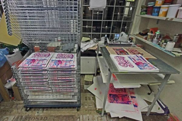 W pracowni Kwiarciarnia Grafiki mozna oglądac prace oraz wszyskie etapy ich powstawania