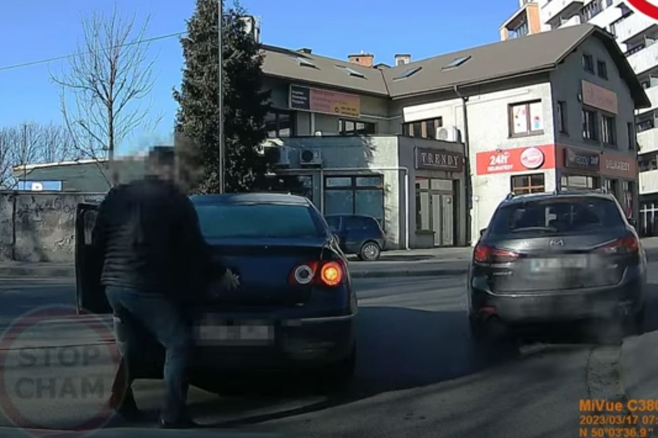 W Krakowie na skrzyżowaniu jednemu z kierowców puściły nerwy.