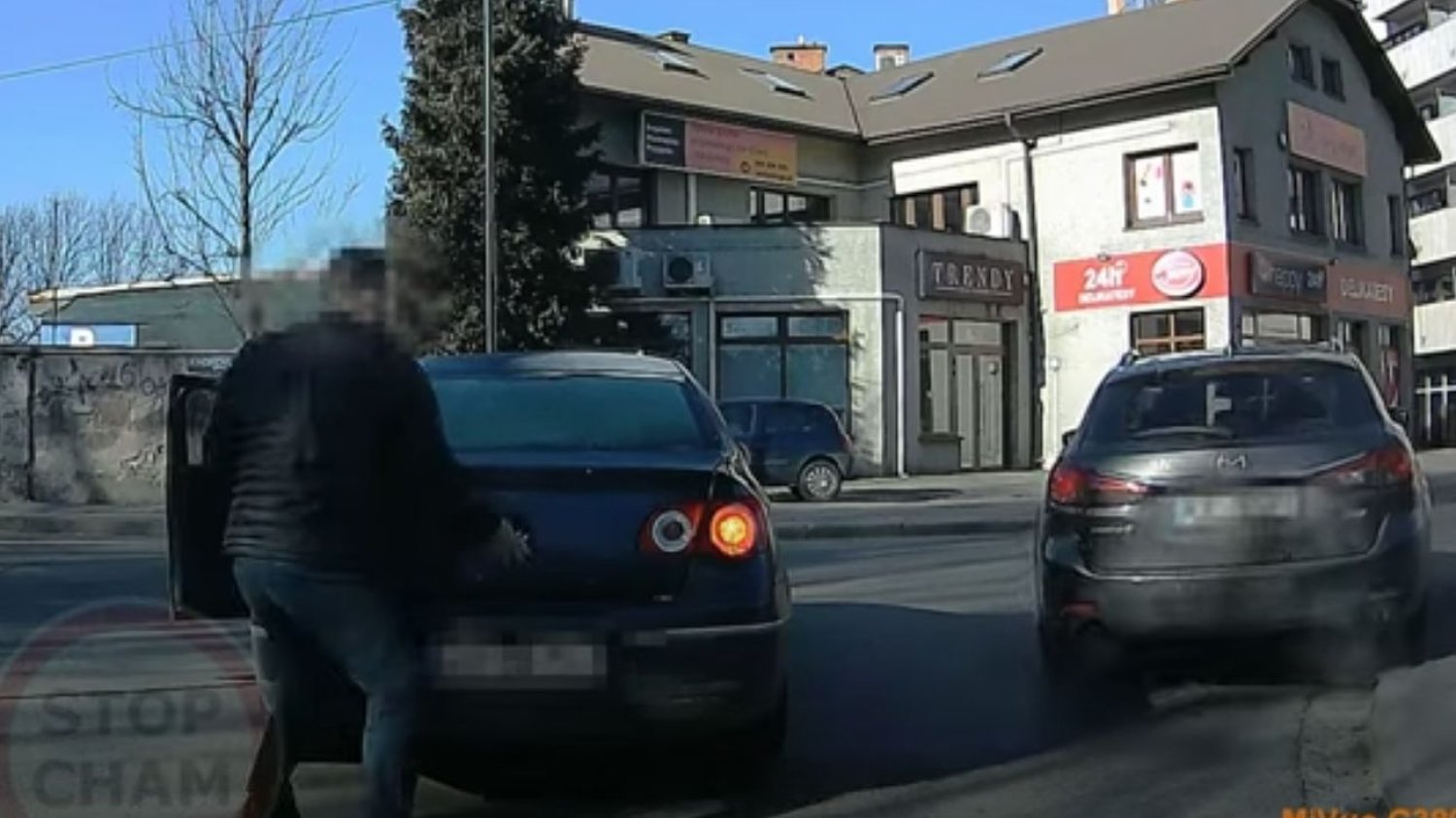 W Krakowie na skrzyżowaniu jednemu z kierowców puściły nerwy.