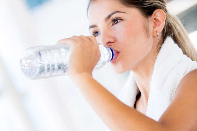 [url=http://shutr.bz/1g0ZauO] Podczas treningu tracisz nawet 2,5 litra wody [/url]. Odwodnienie obniża przemianę materii i wydajność.