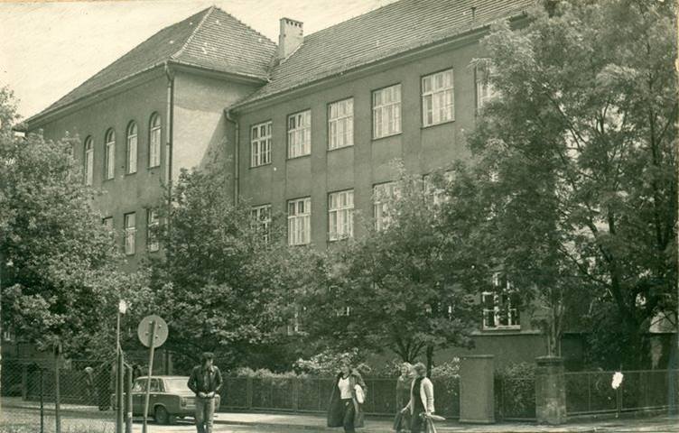 Fotografia budynku Liceum, o którym jest mowa w tekście.