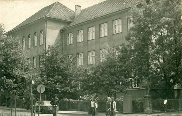 Fotografia budynku Liceum, o którym jest mowa w tekście.