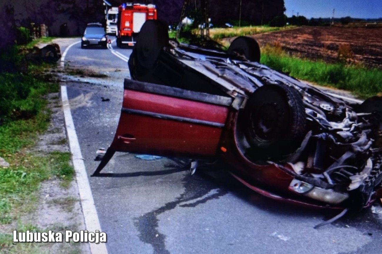 Lubuska policja pokazała zdjęcia z wypadku w Zwierzynie. Pijany ojciec wsiadł za kierownicę z dwójką dzieci, samochód dachował.