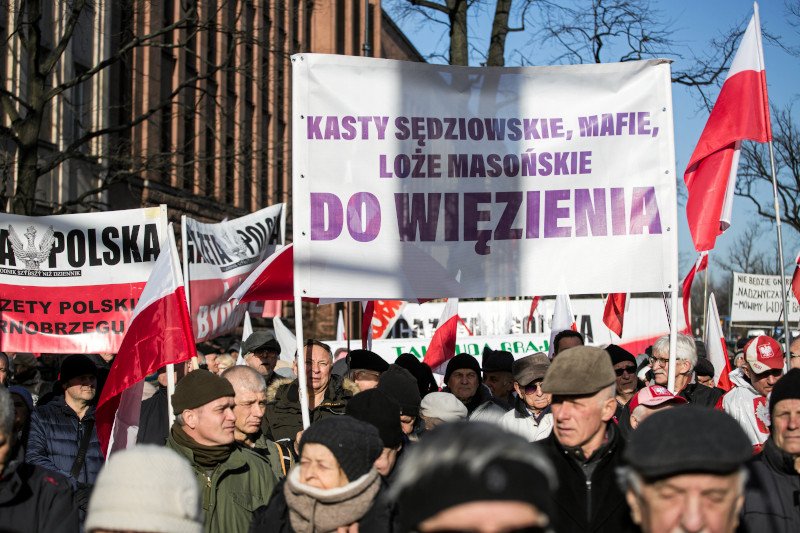 Zwolennicy reform PiS manifestowali w Warszawie.