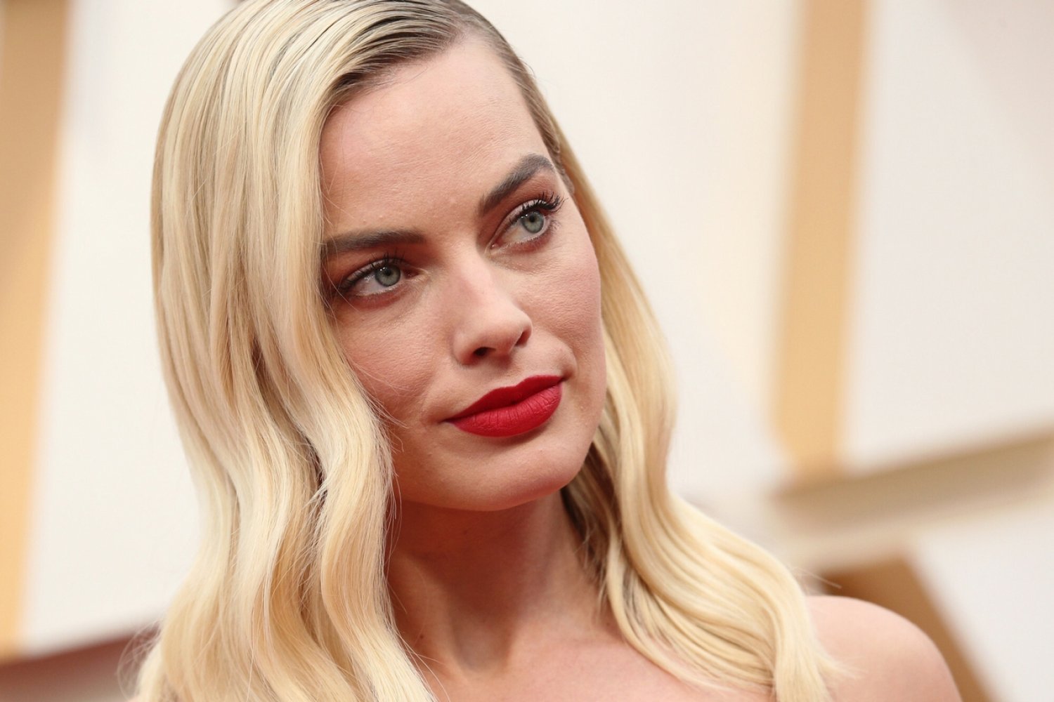 Margot Robbie na ściance podczas gali Oscarów.