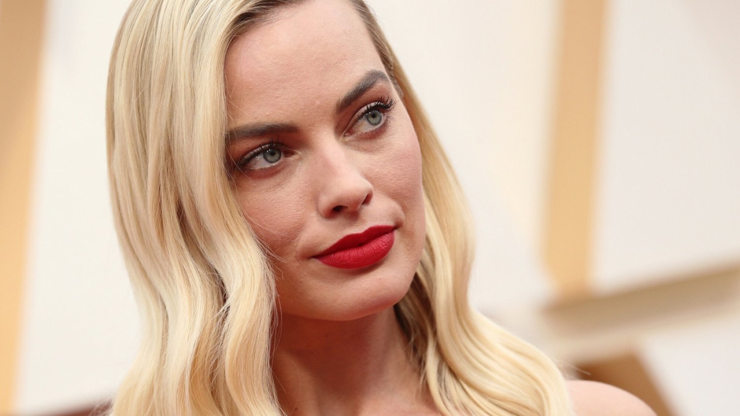 Margot Robbie na ściance podczas gali Oscarów. Margot Robbie na ściance podczas gali Oscarów.