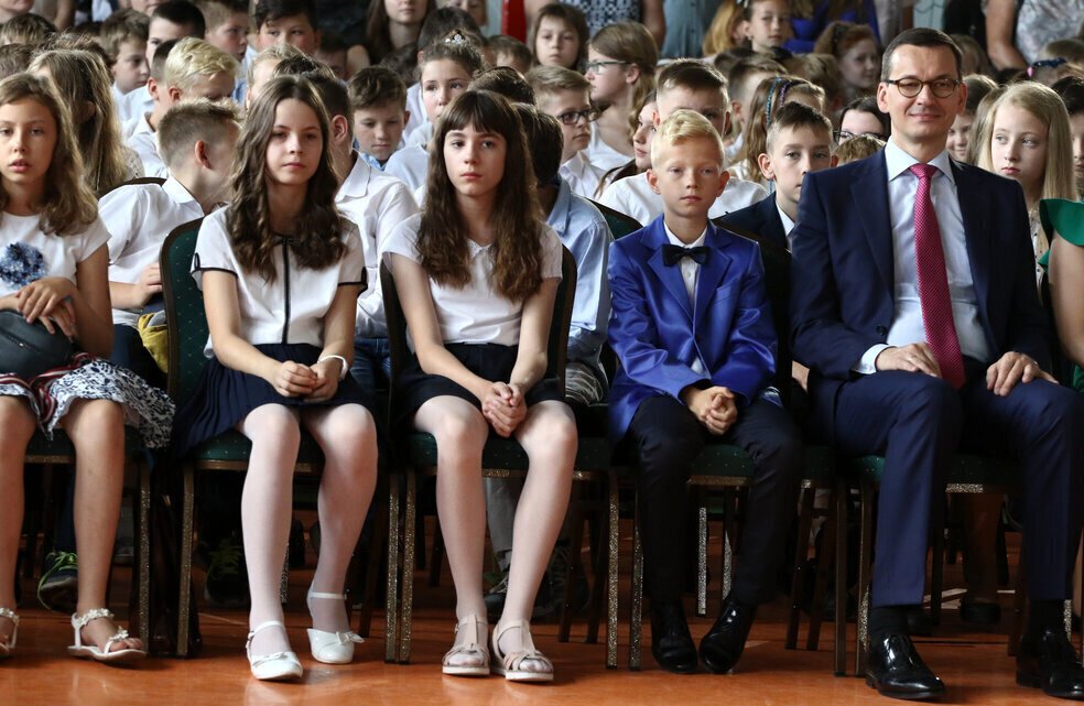 Dodatkowy zasiłek opiekuńczy od września 2020 – komu będzie przysługiwać? Premier Morawiecki podał warunki, jakie trzeba spełnić.