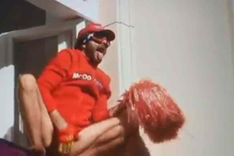 Podczas Marszu Powstania Warszawskiego mężczyzna z tęczową flagą wykonywał obsceniczne gesty. Przemysław Czarnek znów pozwolił sobie na wpis o LGBT. To reakcja na happening meżczyzny, który dotykał genitaliów podczas Marszu Powstania Warszawskiego.