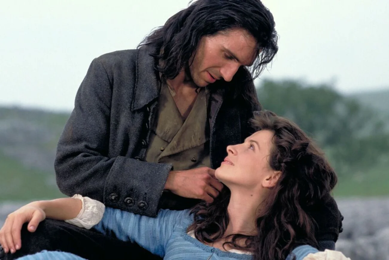 Ralph Fiennes i Juliette Binoche w filmie "Wichrowe wzgórza".