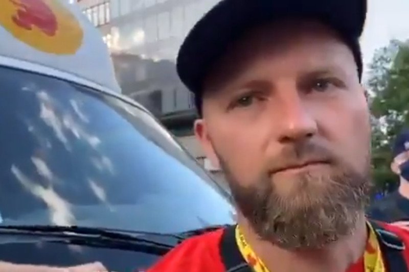 Kierowca hejterskiego busa nie potrafił wyjaśnić, czego dotyczą napisy antyLGBT.