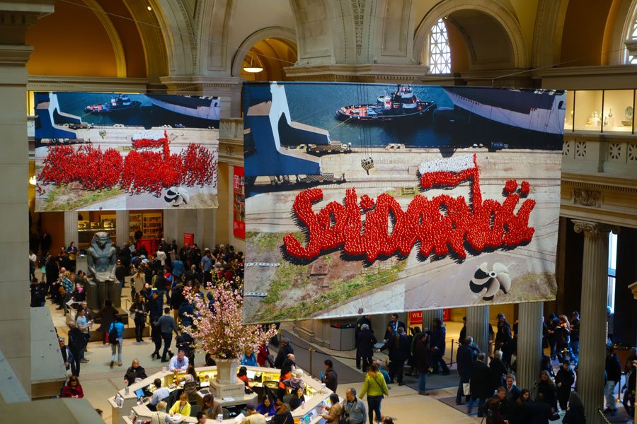 Zanikająca solidarność w „Solidarności” Piotra Uklańskiego – wizja uniwersalna i, niestety, prawdziwa.