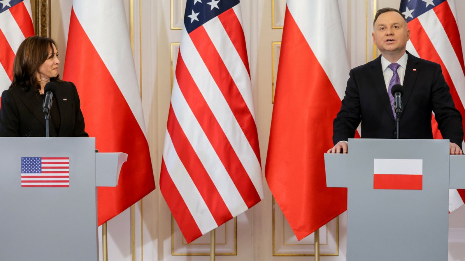 Wypowiedź Andrzeja Dudy podczas konferencji prasowej wyraźnie rozbawiła Kamalę Harris.