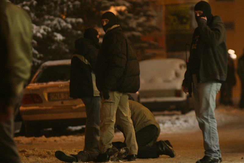 Trzech zamaskowanych bandytów napadło na właściciela kantoru w Piszu.