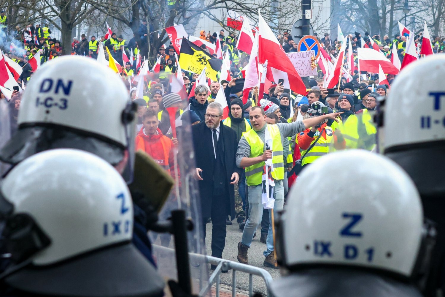 Zamieszki podczas protestu rolników. Są zarzuty dla zatrzymanych.