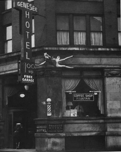 Samobójstwo kobiety, która rzuciła się w 1942 roku z hotelu Genesee w Nowym Jorku.