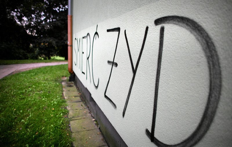 Urzędnicy muszą walczyć z coraz częstszymi przejawami antysemityzmu. Przeszkadza im w tym jednak prawo...