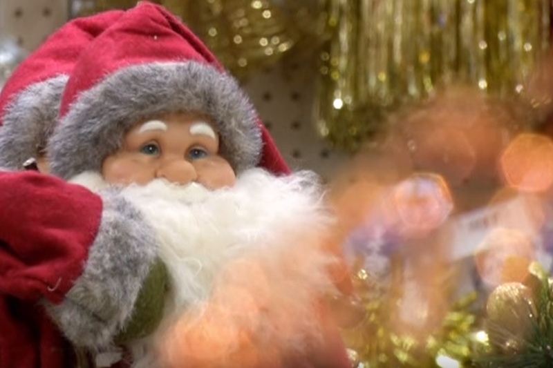 Pracownicy londyńskiego sklepu nie widzą niczego złego w sprzedawaniu gadżetów świątecznych.