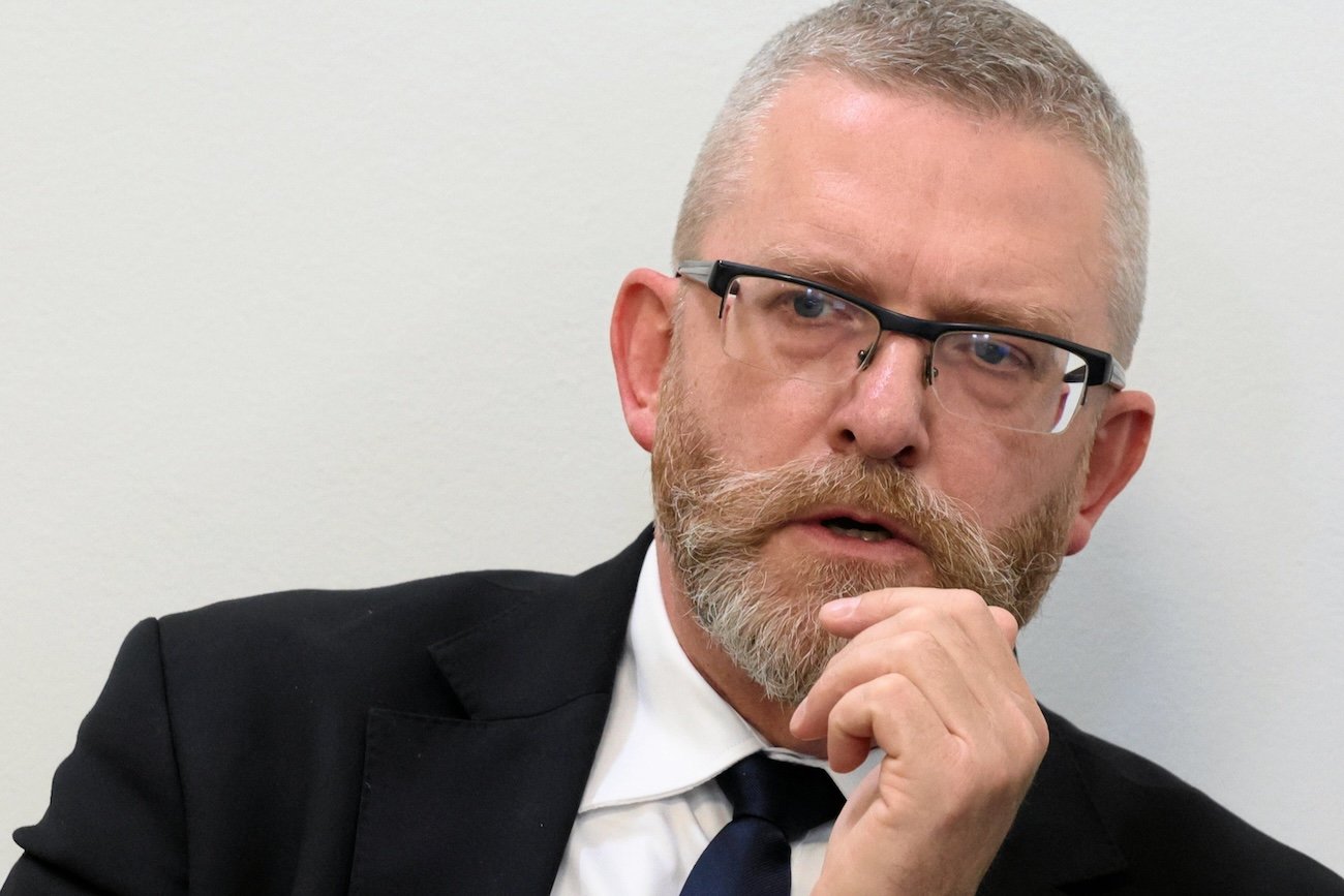 Poważne kłopoty Grzegorza Brauna. Jest akt oskarżenia za siedem czynów