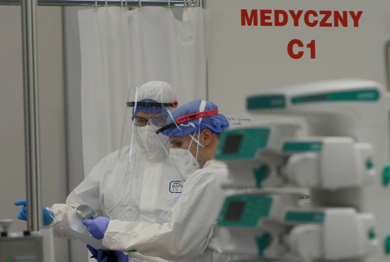 Ilu niezaszczepionych umiera na COVID-19? MZ ujawniło dane o zgonach.