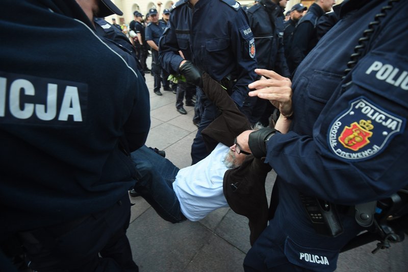 Policja na usługach rządzącej partii? Mundurowi nie mają wyboru nawet, gdy nie podobają się im posunięcia posłów Jarosława Kaczyńskiego. Coraz bardziej rozdarci między sumieniem, a mundurem.