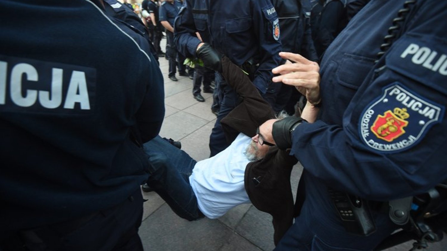 Policja na usługach rządzącej partii? Mundurowi nie mają wyboru nawet, gdy nie podobają się im posunięcia posłów Jarosława Kaczyńskiego.  Coraz bardziej rozdarci między sumieniem,  a mundurem.