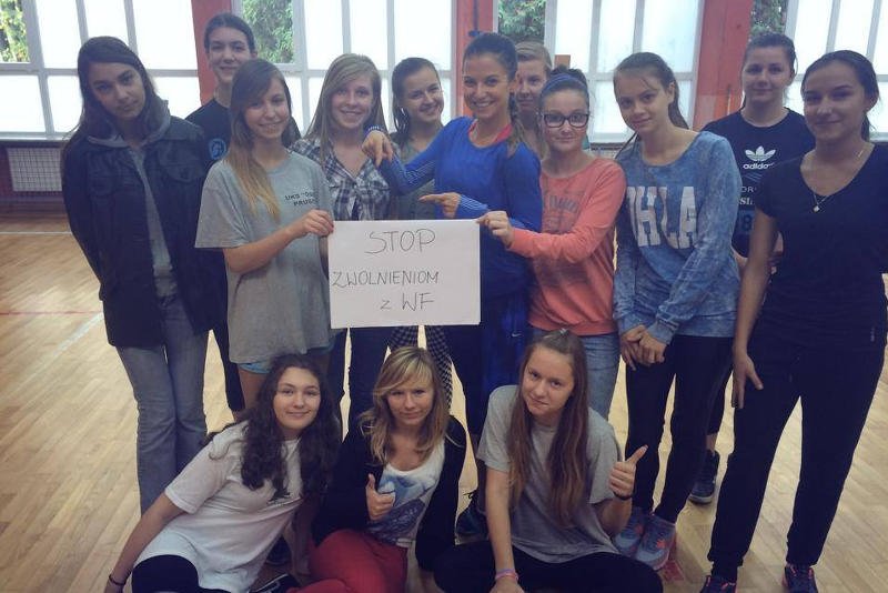 One ćwiczą, ale niedługo mogą być w mniejszości. W akcję "Stop zwolnieniom z WF-u" zaangażowana jest m.in. Anna Lewandowska, karateczka i prywatnie partnerka życiowa Roberta Lewandowskiego.