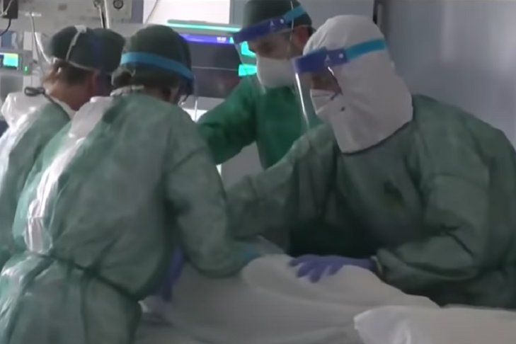 Raport ze świata o koronawirusie daje nadzieję na wyhamowanie pandemii.