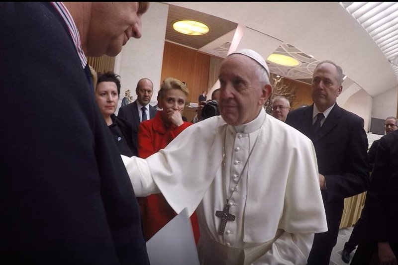 Papież Franciszek w rozmowie z polską delegacją.