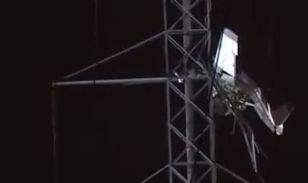 Samolot z dwiema osobami na pokładzie zaplątał się w linie energetycznych.