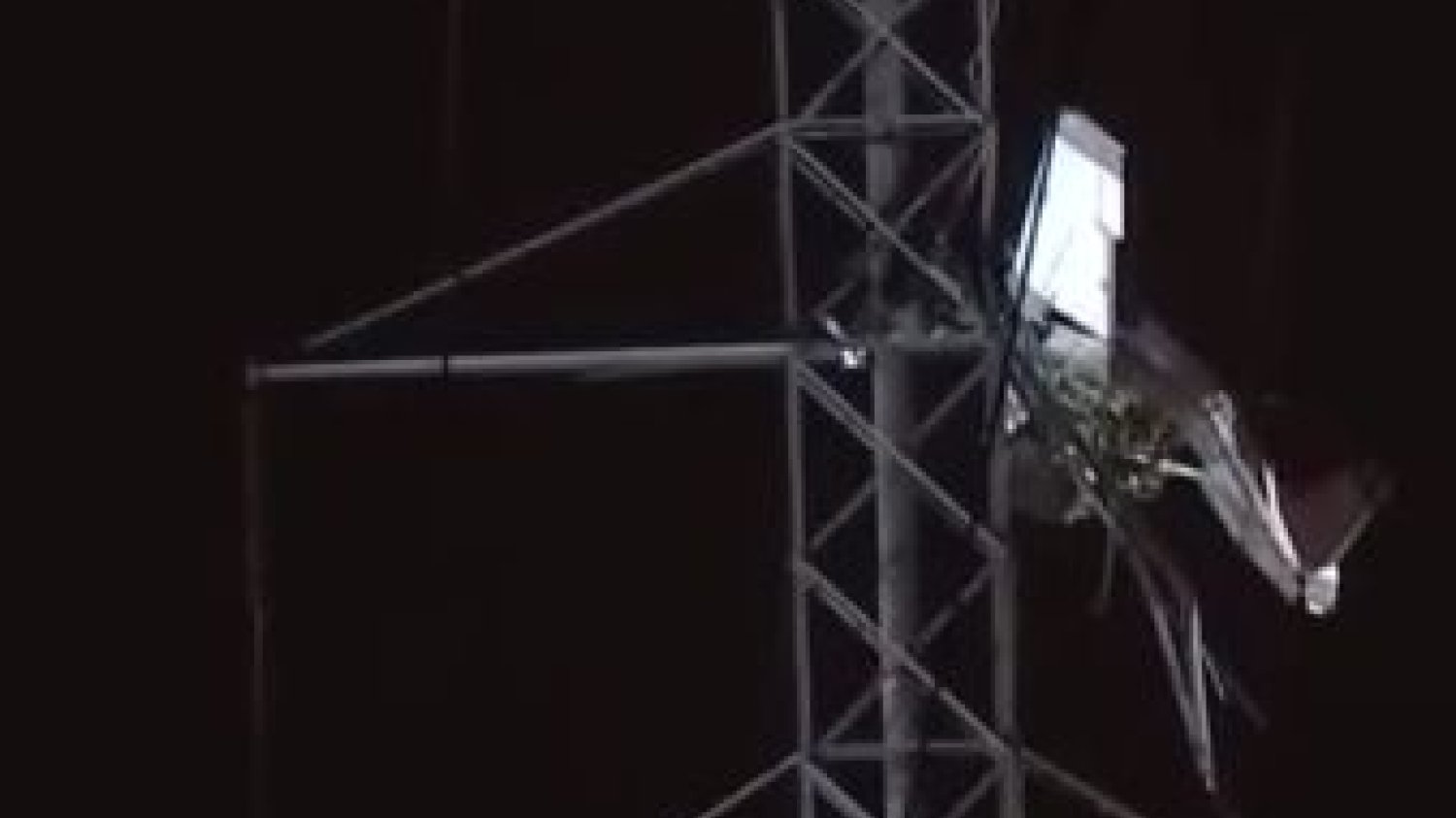 Samolot z dwiema osobami na pokładzie zaplątał się w linie energetycznych.