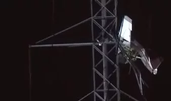 Samolot z dwiema osobami na pokładzie zaplątał się w linie energetycznych.