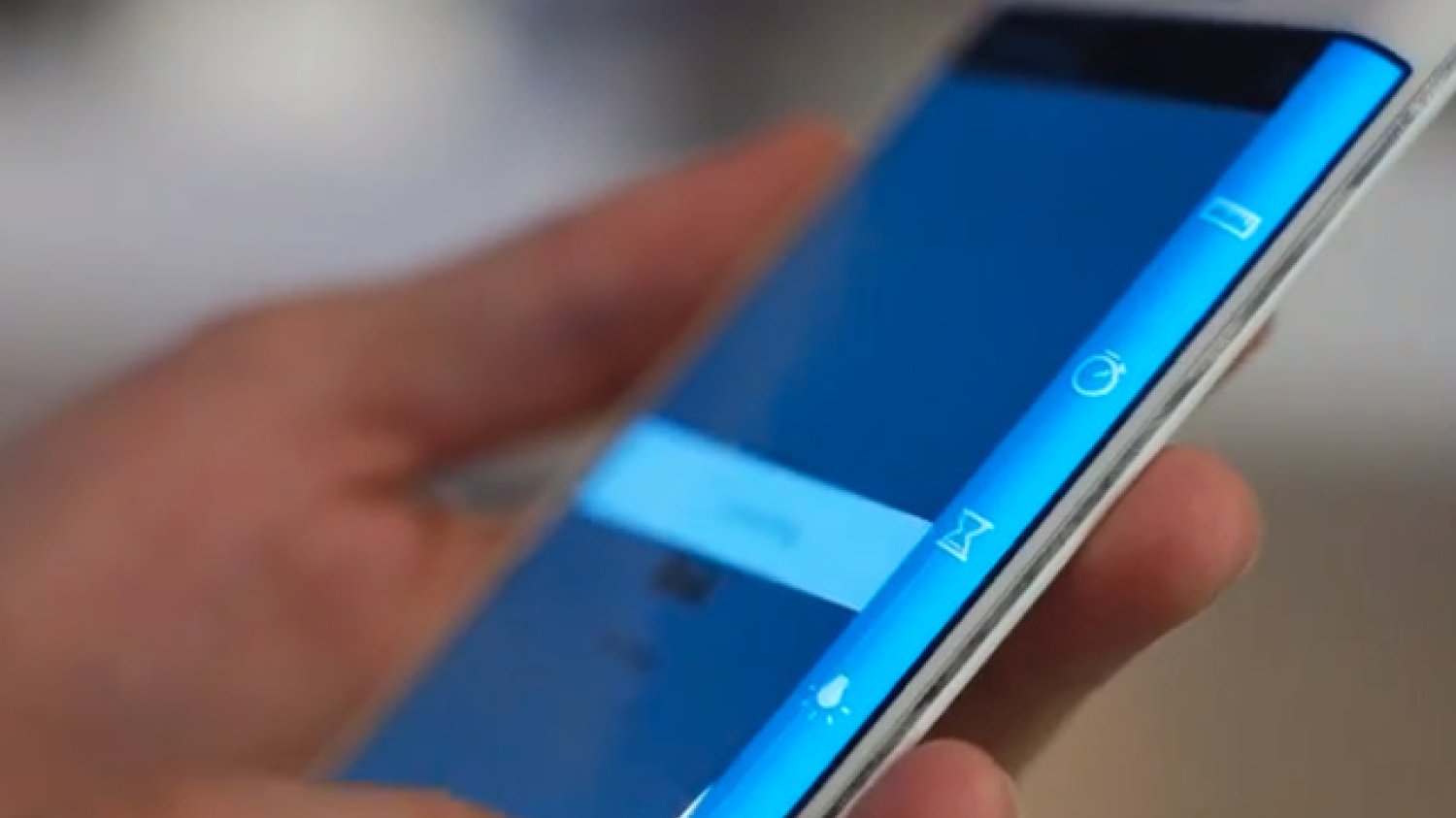 Samsung Galaxy Note Edge został wyposażony w zakrzywiony ekran, który zachodzi na bok urządzenia