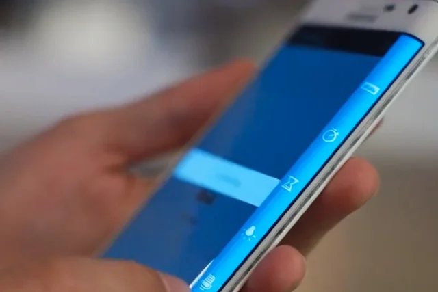 Samsung Galaxy Note Edge został wyposażony w zakrzywiony ekran, który zachodzi na bok urządzenia