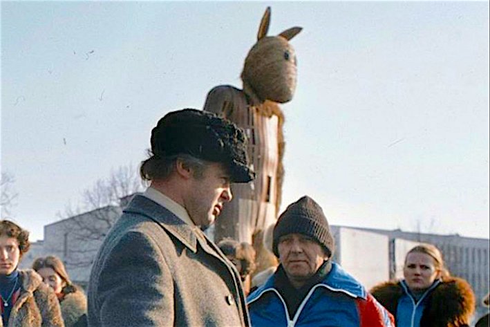 Całe życie na drugim planie: Jerzy Turek (w niebiesko-czerwonej kurtce) w "Misiu"