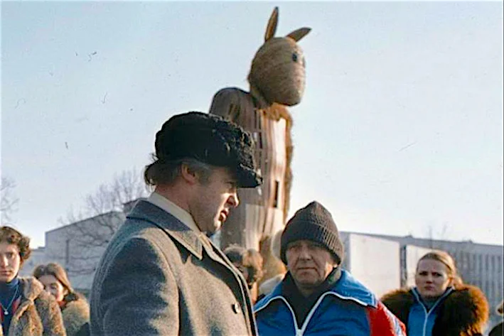 Całe życie na drugim planie: Jerzy Turek (w niebiesko-czerwonej kurtce) w "Misiu"