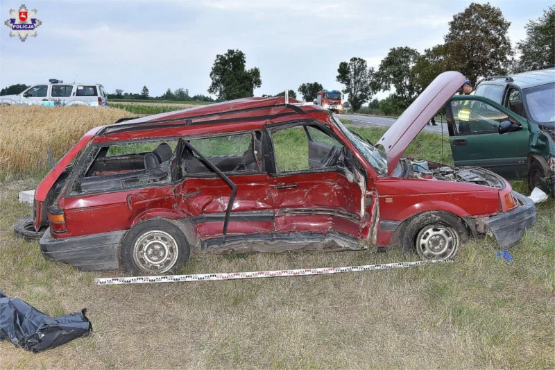 Tyle zostało z samochodu, którym podróżowali nastolatkowe.
