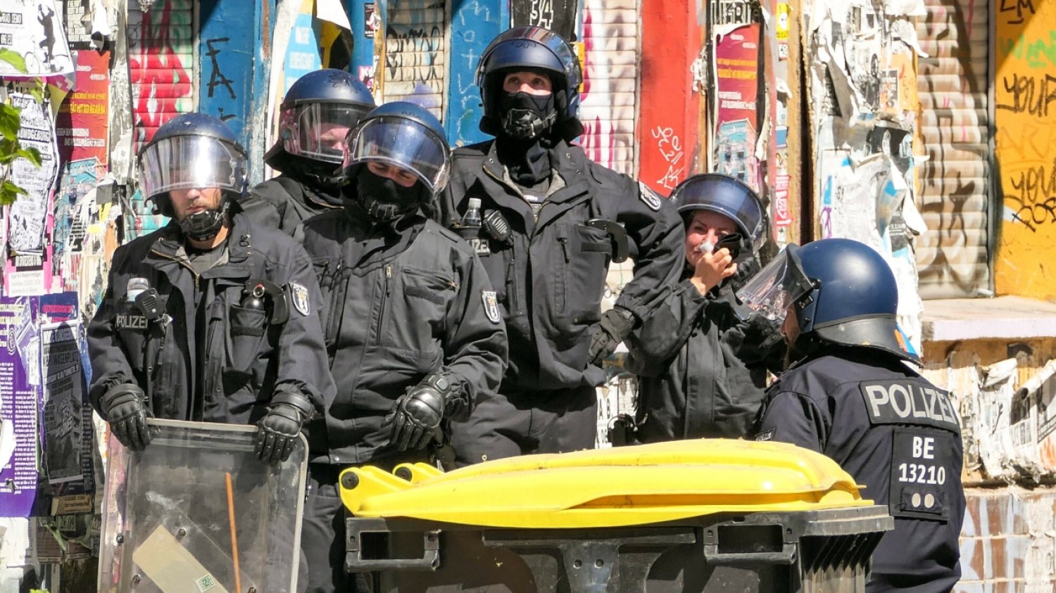 Policjanci w Niemczech powinni spodziewać się kontroli. Chodzi o ich przywiązanie do demokracji w kontekście poparcia dla ekstremistycznej AfD. Niemieccy policjanci w kaskach i z tarczami.