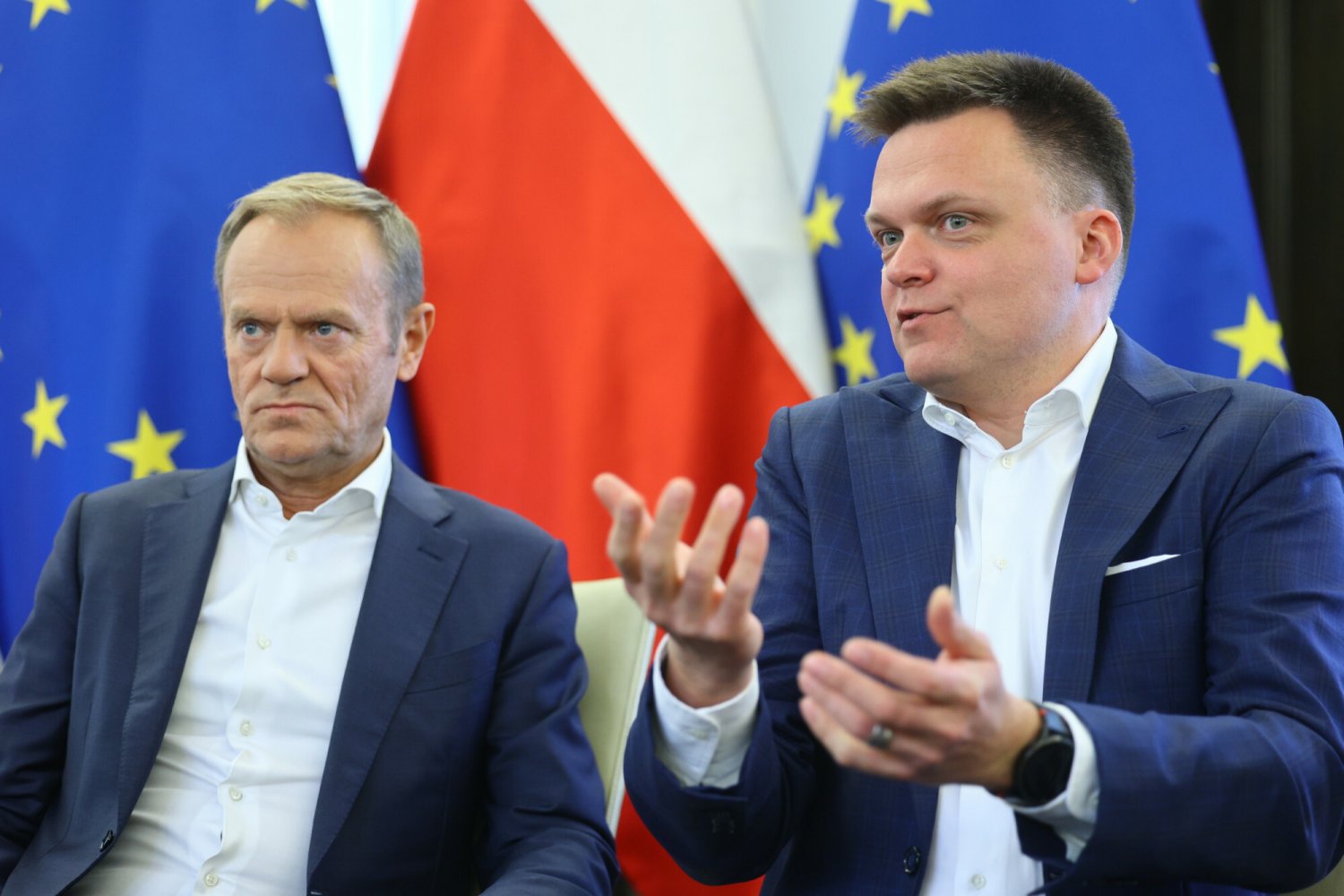 Donald Tusk i Szymon Hołownia w kontekście nowych sondaży.