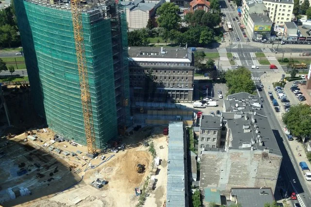 Po lewej budowa centrum biurowego za miliard złotych, po prawej zrujnowana komunalna kamienica. Ale nazwa zobowiązuje - Plac Europejski