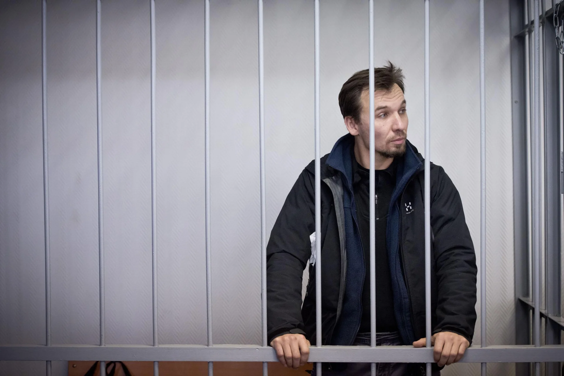 Tomek podczas rozprawy w sądzie w Murmańsku