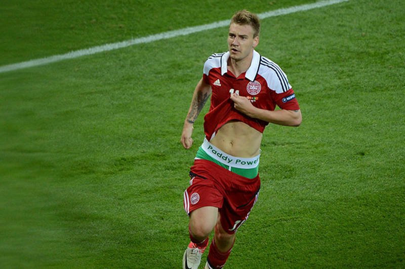 Nicklas Bendtner - nie dość, że odpadł z turnieju, to jeszcze będzie musiał zapłacić 100 tysięcy euro