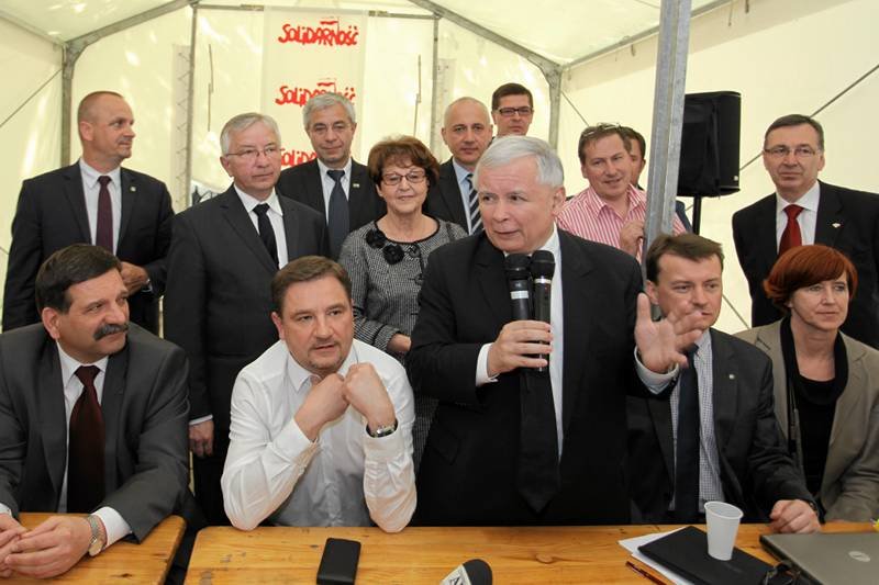 Jarosław Kaczyński w miasteczku namiotowym Solidarności przed Sejmem.