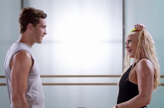 Na pierwszy rzut teledysk prawie w ogóle nie różni się od oryginału. Ale jego zakończenie wbija w fotel...