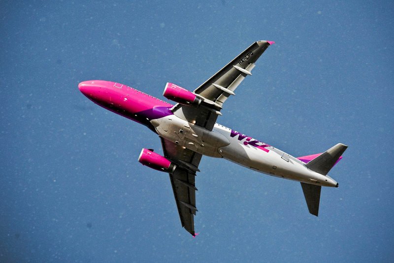 Tanie linie lotnicze wożą na Wyspy tysiące pasażerów miesięcznie.