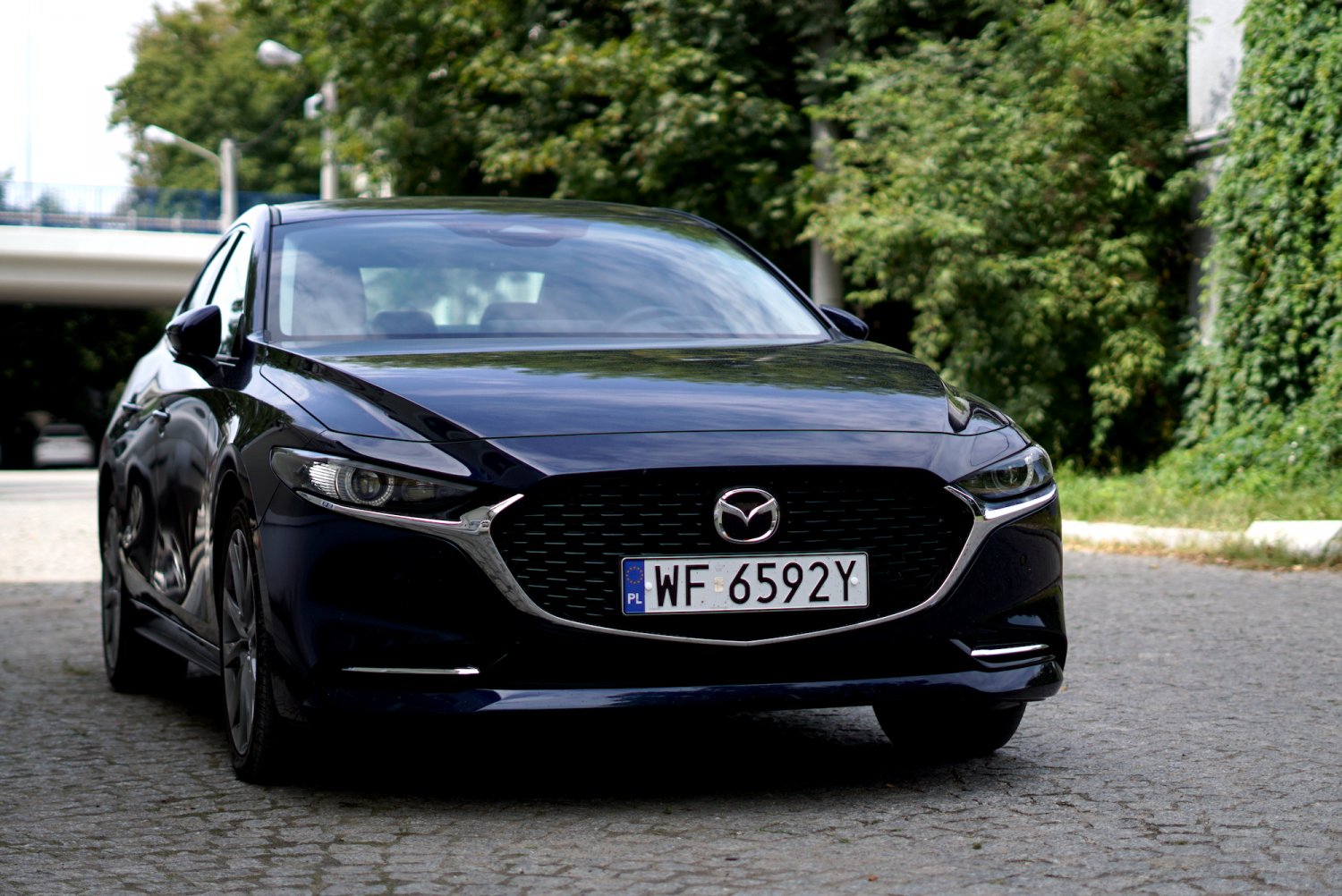 Takich samochodów już (prawie) się nie robi. A jeden przycisk doceni każdy kierowca